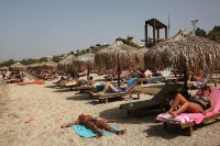 снимка 8 Температурни рекорди в Гърция, плажовете са пълни с хора (СНИМКИ)