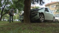 Кола без шофьор пресече булевард във Велико Търново и се заби в дърво