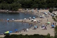 снимка 2 Температурни рекорди в Гърция, плажовете са пълни с хора (СНИМКИ)