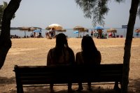 снимка 5 Температурни рекорди в Гърция, плажовете са пълни с хора (СНИМКИ)