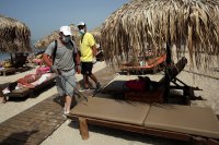 снимка 3 Температурни рекорди в Гърция, плажовете са пълни с хора (СНИМКИ)