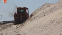 Булдозер подравнява пясъка от незаконно издигната дига на плажа в Каварна