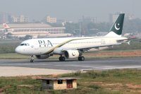Самолет с 99 пътници се разби в Пакистан, има поне един оцелял