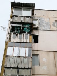 снимка 4 Газова бутилка гръмна в апартамент в Пловдив, има пострадала жена (Снимки)