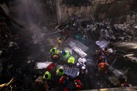 Двама души оцеляха при самолетната катастрофа в Пакистан