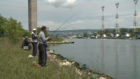 Рибари продължават да ловят риба в замърсеното Варненско езеро