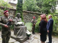 снимка 3 Почит към Христо Ботев: Президентската двойка пристигна за честванията в Калофер