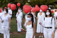 Червени балони в памет на жертвите на COVID-19 в Бразилия