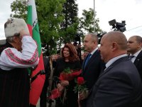 снимка 5 Почит към Христо Ботев: Президентската двойка пристигна за честванията в Калофер