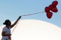 снимка 1 Червени балони в памет на жертвите на COVID-19 в Бразилия