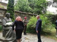 снимка 1 Почит към Христо Ботев: Президентската двойка пристигна за честванията в Калофер