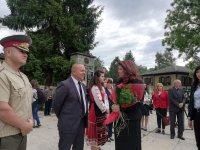снимка 6 Почит към Христо Ботев: Президентската двойка пристигна за честванията в Калофер