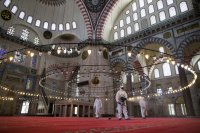 В Турция отварят джамиите, в Австрия - хотелите