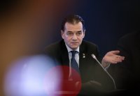 Румънският премиер нарушил мерките. Пуши и пие в кабинета си с министри