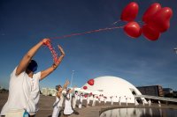 снимка 4 Червени балони в памет на жертвите на COVID-19 в Бразилия