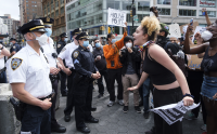 Арести и ранени полицаи в Ню Йорк при безредиците заради смъртта на чернокож
