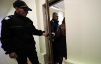 Задържаните с подкуп полицаи от Калотина остават в ареста