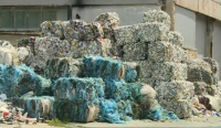 Тонове пластмасови отпадъци, изоставени в двора на завод във Варна