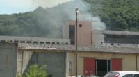 Гасят пожар в склад за дрехи във Велико Търново