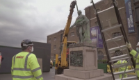 Премахнаха статуя на търговец на роби в Лондон