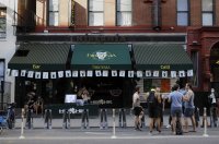 Губернаторът на Ню Йорк заплаши с ново затягане на мерките заради струпвания по баровете