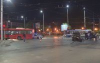 Шофьор на автобус мина на червено във Варна, помете две коли
