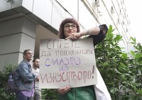В знак на протест: Артисти пиха една студена вода срещу бюрокрацията