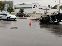 снимка 6 Кола се удари в заграждения и се обърна на оживен булевард в Пловдив (видео)
