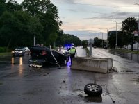 снимка 4 Кола се удари в заграждения и се обърна на оживен булевард в Пловдив (видео)