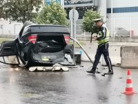 Кола се удари в заграждения и се обърна на оживен булевард в Пловдив (видео)