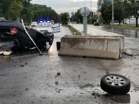снимка 1 Кола се удари в заграждения и се обърна на оживен булевард в Пловдив (видео)