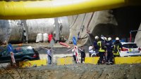 снимка 1 Всички работници от тунел "Железница" са живи, уточнява се състоянието им (СНИМКИ)