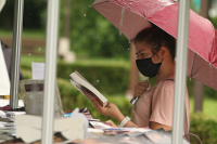 Дъжд и строги мерки в първия ден на Пролетния базар на книгата