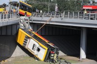 Автобус падна от мост във Варшава. Има загинал и пострадали (Снимки)