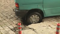 снимка 2 Лек автомобил пропадна в голяма дупка във Варна