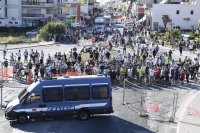 Българи под карантина в Мондрагоне - в сблъсъци с местни жители и полиция (Снимки)