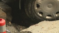 снимка 1 Лек автомобил пропадна в голяма дупка във Варна