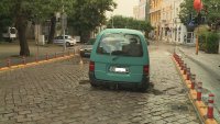 снимка 5 Лек автомобил пропадна в голяма дупка във Варна