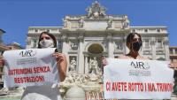 Италиански булки протестираха срещу отлагането на сватбите им