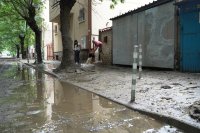 снимка 13 Щетите от снощния порой в София: улици, подлези и метростанции под вода, отнесени коли (ОБЗОР)