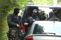 Близък на Божков, шефът на охраната му и частен детектив арестувани в София и Сандански