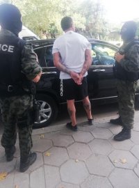 Близък на Божков, шефът на охраната му и частен детектив арестувани в София и Сандански