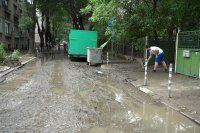 снимка 4 Щетите от снощния порой в София: улици, подлези и метростанции под вода, отнесени коли (ОБЗОР)