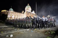 снимка 6 Ожесточени сблъсъци пред Скупщината в Белград (Снимки)