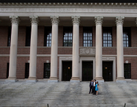 Водещи университети в САЩ обжалват решението да не се издават студентски визи