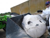 Продължава изваждането на заровени бали с боклуци край Червен бряг