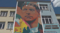 Най-големият портрет на Апостола – върху фасада на училище във Враца