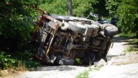 Камион с вишка се обърна в село Стоб, има пострадал работник