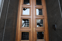 Пораженията по бившия Партиен дом – счупени стъкла, боя по фасадата