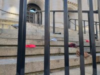 снимка 4 Протестиращи хвърляха каскети пред Съдебната палата